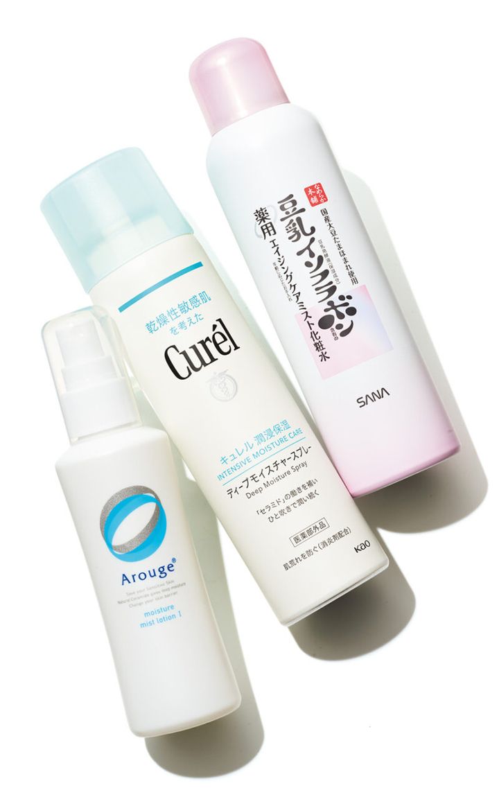 （右）有効成分ナイアシンアミドが、シワやシミをケア。サナ なめらか本舗 薬用リンクルミスト化粧水 ホワイト ［医薬部外品］ 150g ¥1,320／常盤薬品工業 （中）微細化したセラミド機能成分が素早くうるおい補給。斜めでも逆さでも使えるボトル。キュレル ディープモイスチャースプレー ［医薬部外品］ 150g ¥1,980（編集部調べ）／花王 （左）肌荒れを抑える２つの有効成分を配合。紫外線ダメージを受けた肌をケア。アルージェ モイスチャー ミストローションⅠ（さっぱり） ［医薬部外品］ 150mL ¥2,530（編集部調べ）／全薬工業