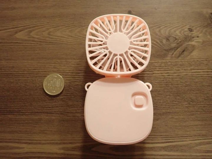 DAISO(ダイソー)：扇風機(電池式、折りたたみ)