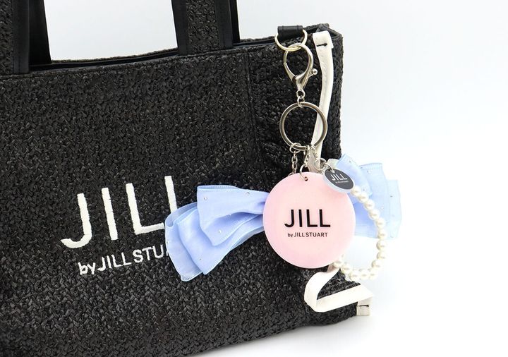 黒いバッグにJILL by JILL STUARTのチャームセットを付けた様子