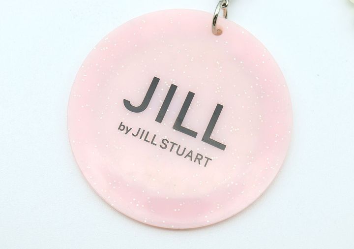 JILL by JILL STUARTロゴ入りのピンクの丸いミラーチャーム表面