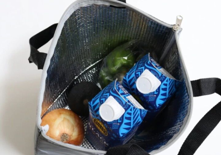 保冷トートバッグの中に牛乳パックや野菜が入っている様子。