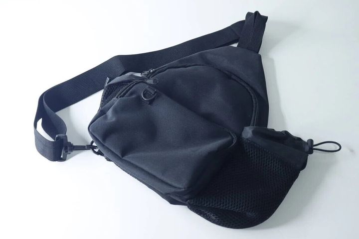 黒いお散歩用クロスボディバッグを上から見た様子。