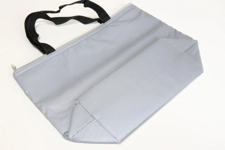 グレーの保冷トートバッグを横から見た様子。底のマチが広い。