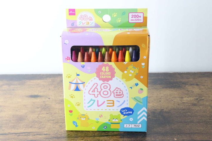 カラフルなパッケージに入ったダイソーの48色クレヨン