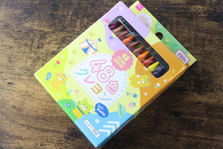 斜め上から見たダイソー48色クレヨンのパッケージ