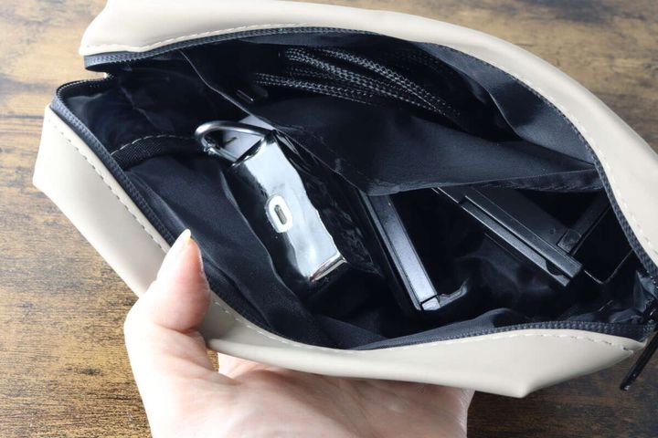 ポーチの中にモバイルバッテリーやケーブルなどのガジェットが収納されている