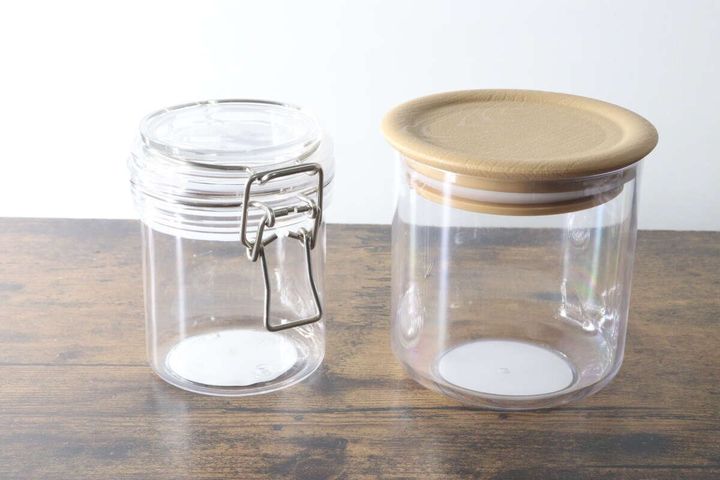 セリアの金具付きと木目調の保存容器2種が並んでいる