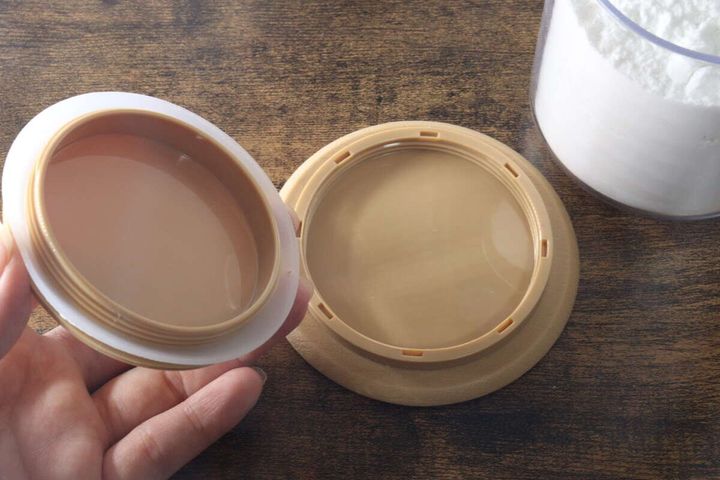 木目調蓋のキャニスターの蓋の裏側と本体を上から見た様子