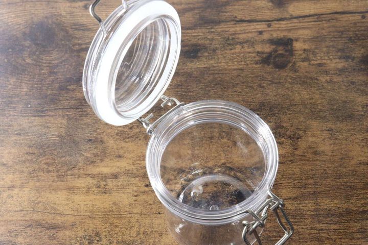 金具付きPET保存容器の蓋が開いた状態を上から見た様子