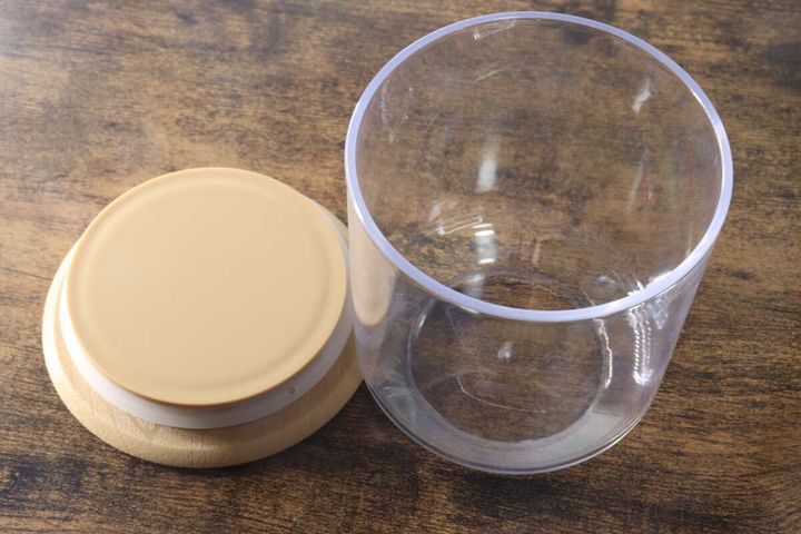 木目調蓋のキャニスターと外された蓋が横に置かれている