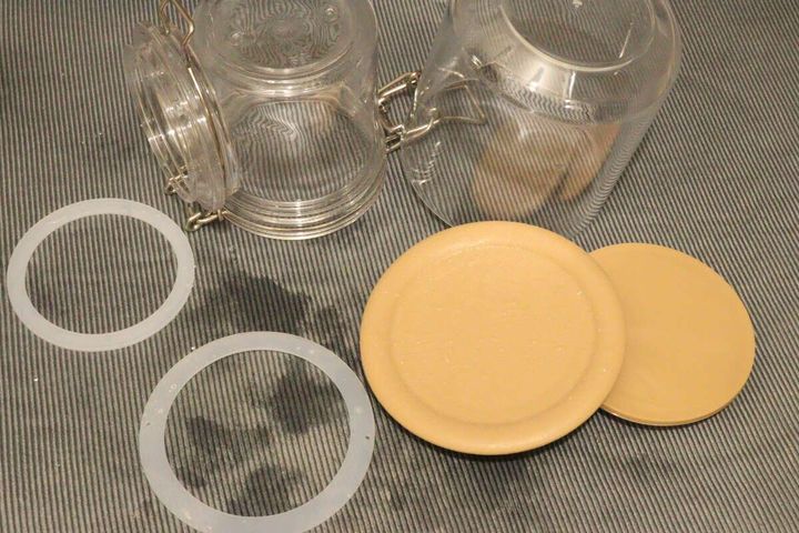 2種の保存容器と外されたパッキンがテーブルに並ぶ様子