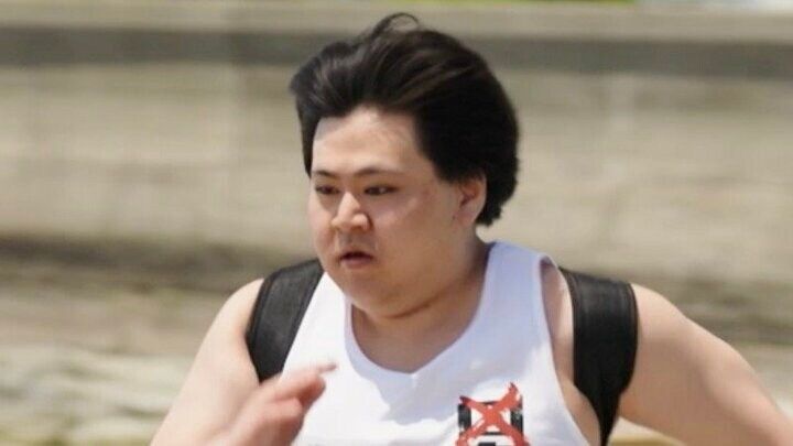 【写真・画像】小2からひきこもり 22歳“幼卒”男性が砂浜で全力疾走「気持ちよかった」 1枚目
