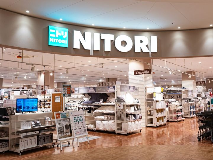 ニトリの「作業台にもなる折たたみコンロカバー」は、工事不要で設置できる折りたたみタイプのコンロカバーです。足の向きを変えるとシンクの上でも使えると話題になっており、その魅力を紹介します。