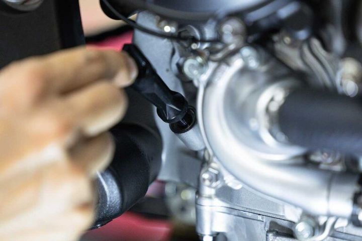 バイクのオイル交換を失敗しないために！ 正しい手順と3つの注意点を元HRCエンジニアが解説