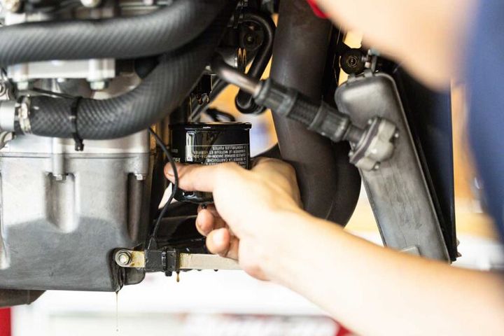 バイクのオイル交換を失敗しないために！ 正しい手順と3つの注意点を元HRCエンジニアが解説