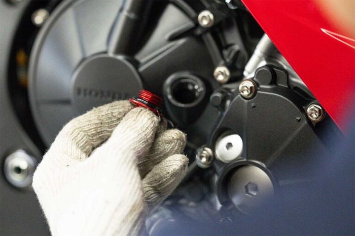 バイクのオイル交換を失敗しないために！ 正しい手順と3つの注意点を元HRCエンジニアが解説