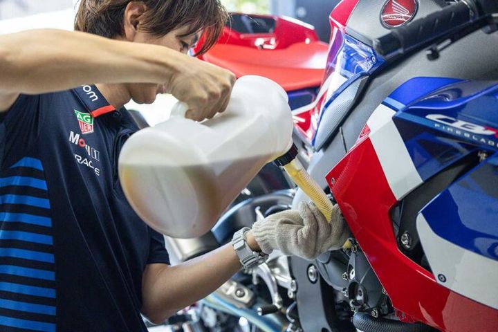 バイクのオイル交換を失敗しないために！ 正しい手順と3つの注意点を元HRCエンジニアが解説