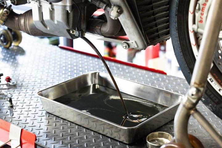 バイクのオイル交換を失敗しないために！ 正しい手順と3つの注意点を元HRCエンジニアが解説