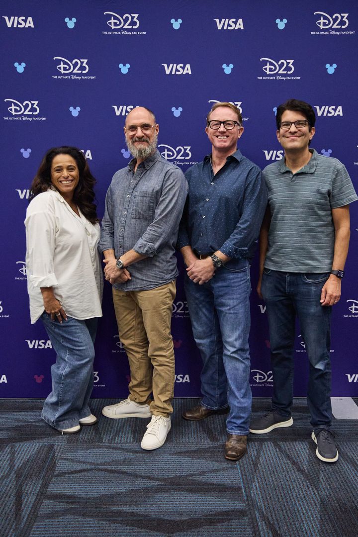 D23のバックドロップ前で撮影に応じるジャネル・モマリー、ローレン・ブシャール、バーナード・デリマン、ダン・ミンツ