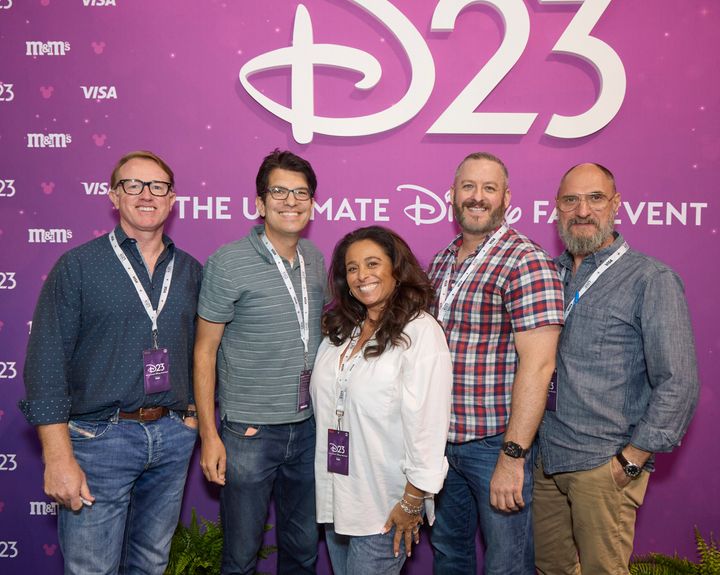 D23のバックドロップ前に並んだサイン会参加者5人