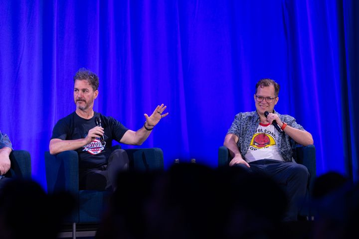 手振りを交えて話すスティーブン・ワッカーと隣の登壇者