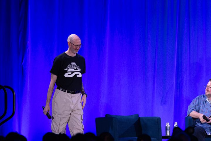 席を立ってマイクを手にするジョー・ケリー