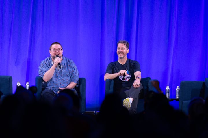 並んで着席し、マイクを手に話すC.B.セブルスキーとスティーブン・ワッカー