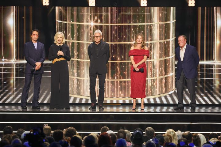 授賞式のステージに立つロバート・ダウニー・Jr.、ディアン・ソイヤー、ハリソン・フォード、エレン・ポンピオ、アル・マイケルズ