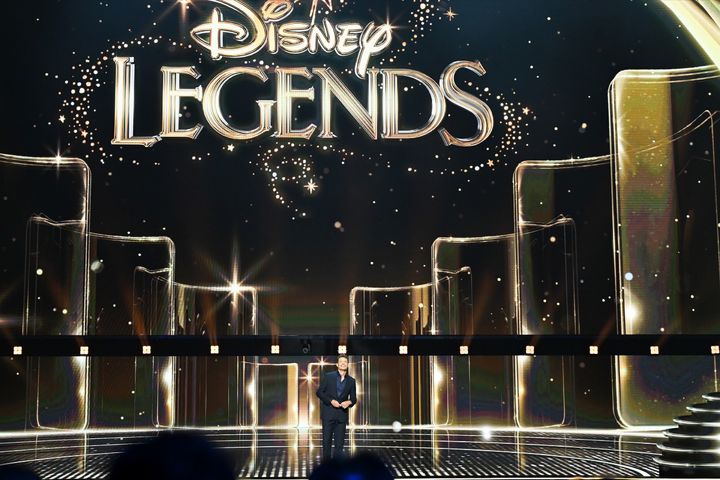 ディズニー・レジェンド・アワード授賞式で司会を務めるライアン・シークレスト
