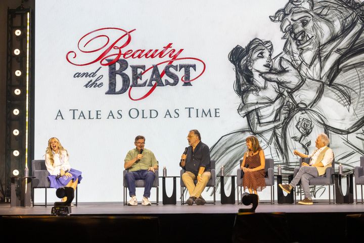 舞台に並んで着席するアシュリー・エクスタイン、マーク・ヘン、ドン・ハーン、ペイジ・オハラ、アラン・メンケン