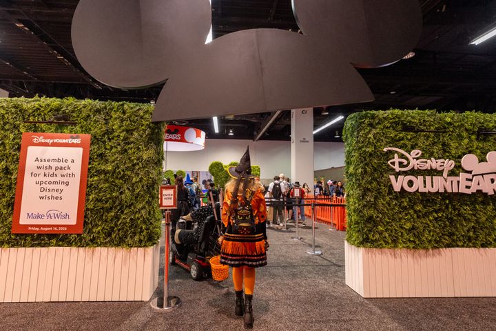 ミッキーの耳をかたどったアーチと案内サインが並ぶDisney VoluntEARSブースの入口