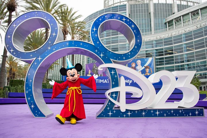 アナハイム・コンベンションセンター前のD23ロゴオブジェとソーサラー・ミッキー