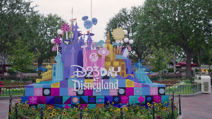 D23 Day at DisneylandのデコレーションとD23 Dayロゴ(公式映像より)