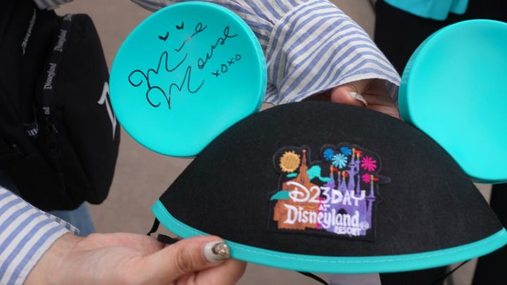 配布されたD23 Day at Disneyland限定デザインのイヤーハット(公式映像より)