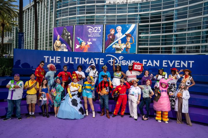 ウッディやジェシー、バズ・ライトイヤーら20人以上がGrand Plazaのステージに横一列で並ぶ