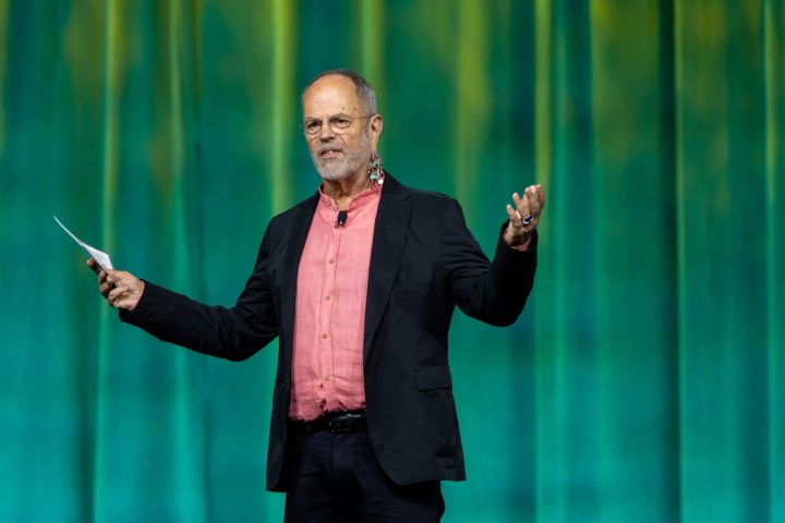 手元の用紙を掲げて話すジョー・ロード