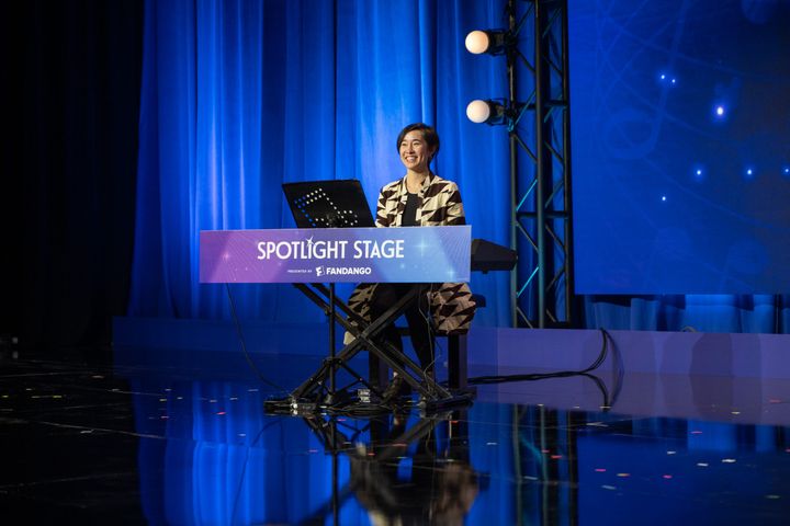 SPOTLIGHT STAGEのロゴを掲げた台の前に着くキーボード奏者