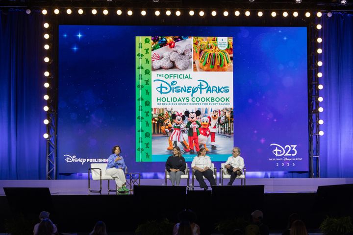 『The Official Disney Parks Holidays Cookbook』の表紙を背に登壇するパム・ブランドン、エイミー・ベンソン、クリスティーナ・オレヘル、ジョン・ステート