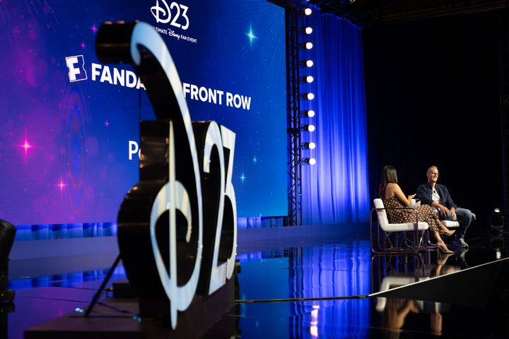 巨大な立体D23オブジェ越しに見るFandango Front Rowのステージ全景