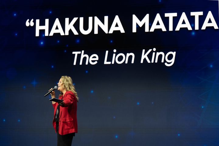 スクリーンに正解「HAKUNA MATATA」「The Lion King」が表示されマイクを握るリサ・ドナヘイ