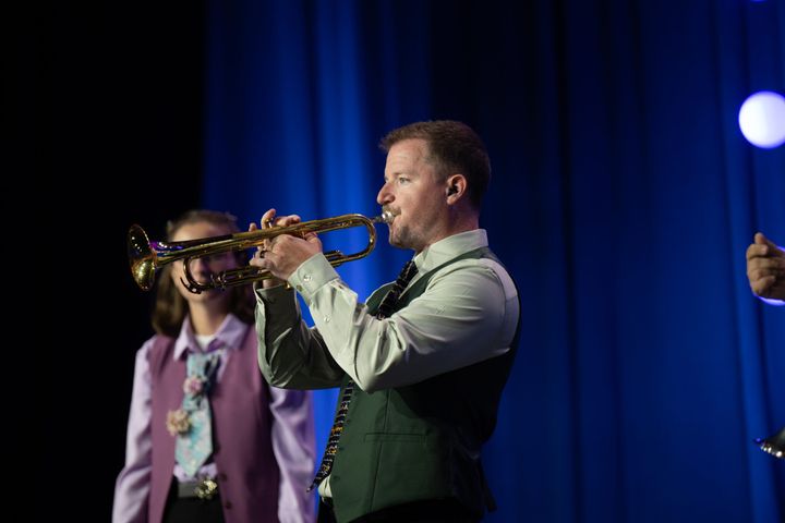 イヤモニを着けてトランペットを吹くSpotlight Brassの奏者