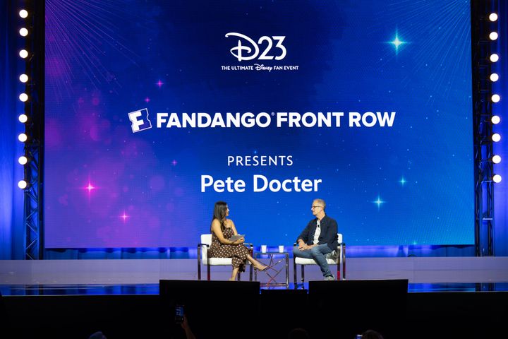 バックドロップに「FANDANGO FRONT ROW」「PRESENTS Pete Docter」と表示されたステージで対談するピート・ドクターと進行役