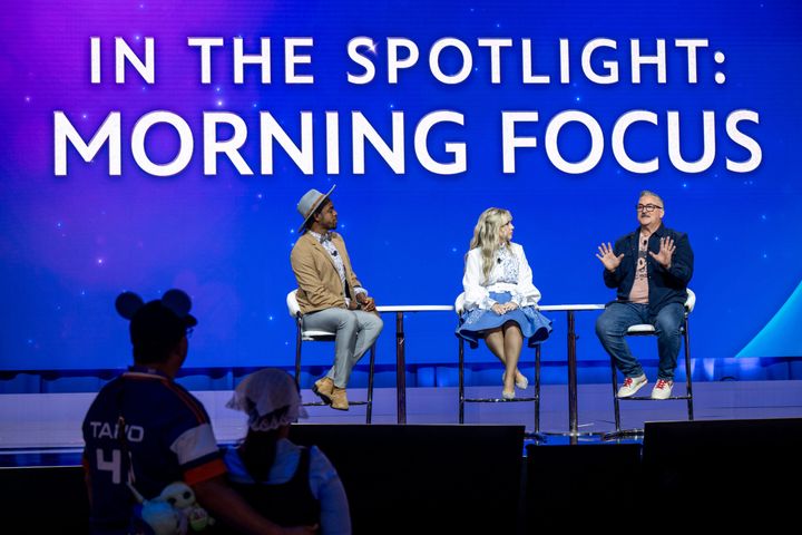 客席越しに見るIn the Spotlight: Morning Focusのステージ全景