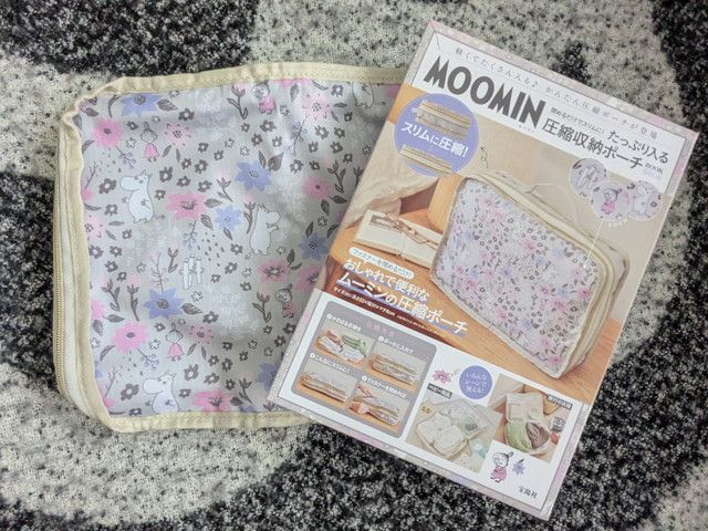 表紙とMOOMIN圧縮収納ポーチを並べた全体写真