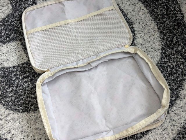 ポーチを開いた内側の全体写真