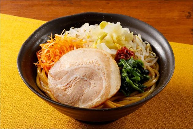 八幡屋礒五郎監修 旨辛七味油そばの盛り付け