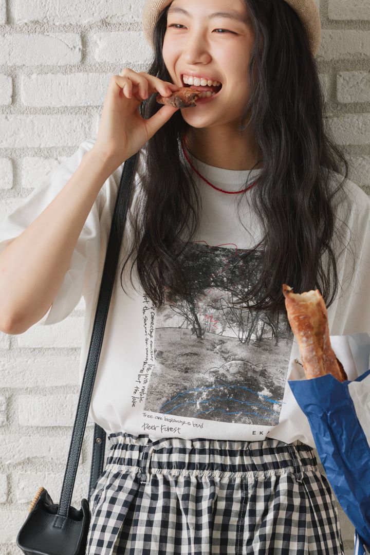 フォトプリントＴシャツをパリジェンヌ気分で着こなすなら、相棒はギンガムチェックのイージーパンツ【FUDGE FRIEND おしゃれさんの毎日コーディネート vol.730｜ 栁沼芽以】
