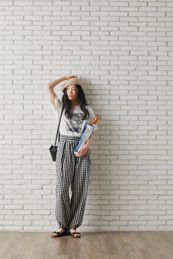 フォトプリントＴシャツをパリジェンヌ気分で着こなすなら、相棒はギンガムチェックのイージーパンツ【FUDGE FRIEND おしゃれさんの毎日コーディネート vol.730｜ 栁沼芽以】