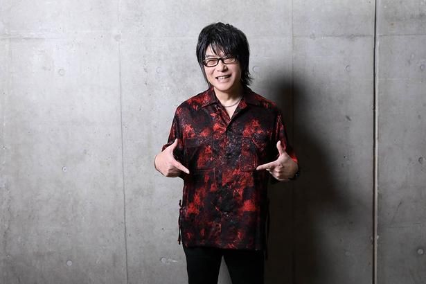 【写真を見る】声優として共演したとにかく明るい安村の「安心してください、穿いてますよ」ポーズを披露してくれた森川智之 撮影/杉映貴子