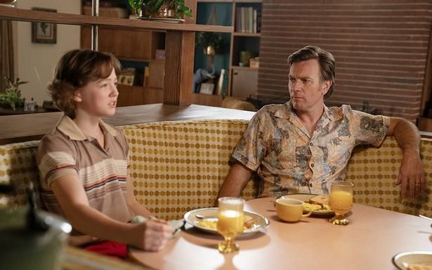 『オークストリートの異変』では“普通のお父さん”を演じたユアン・マクレガー [c]2025 Warner Bros. Ent. All Rights Reserved